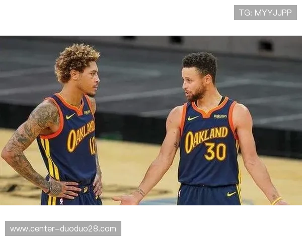 篮网队签约新星加强阵容 持续关注球队备战季后赛动态